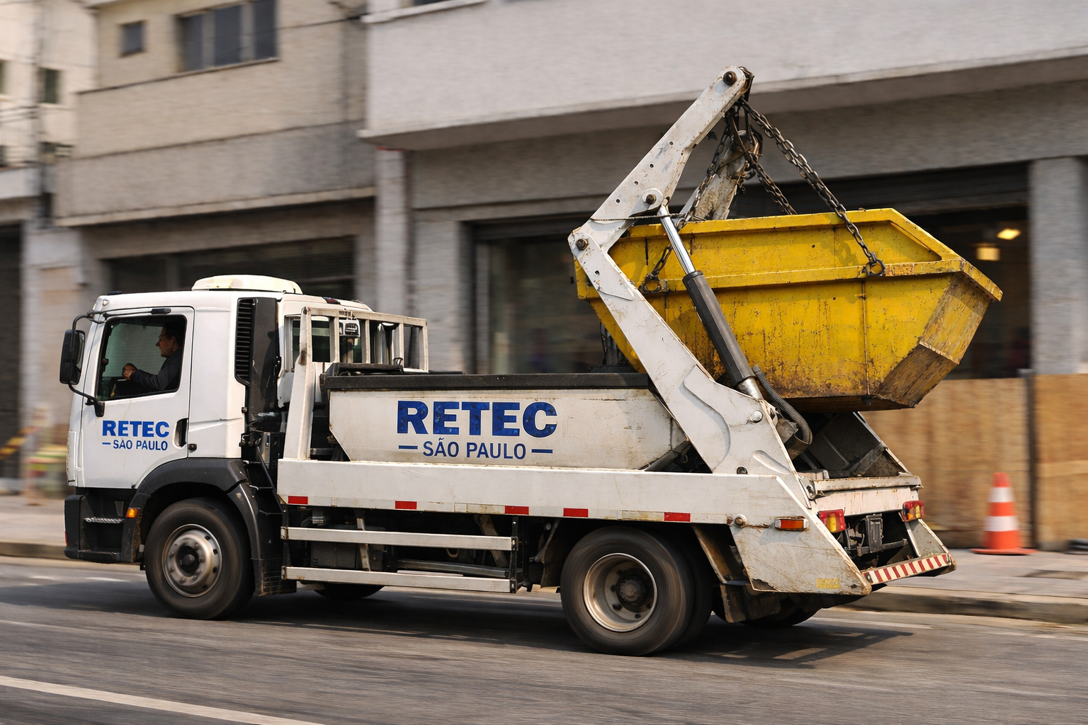 Caminhão da RETEC São Paulo realizando entrega rápida de caçamba